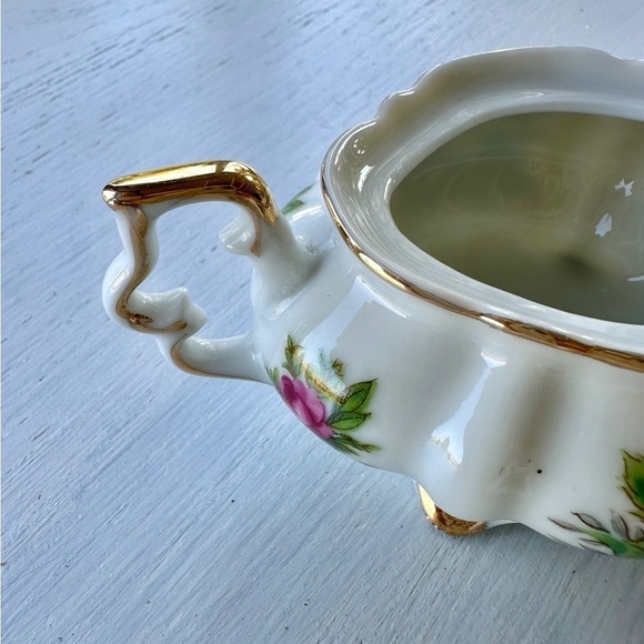 VINTAGE, MINIATURE SUGAR BOWL WITH LID & CREAMER. WHITE BONE CHINA. - Picture 10 of 16